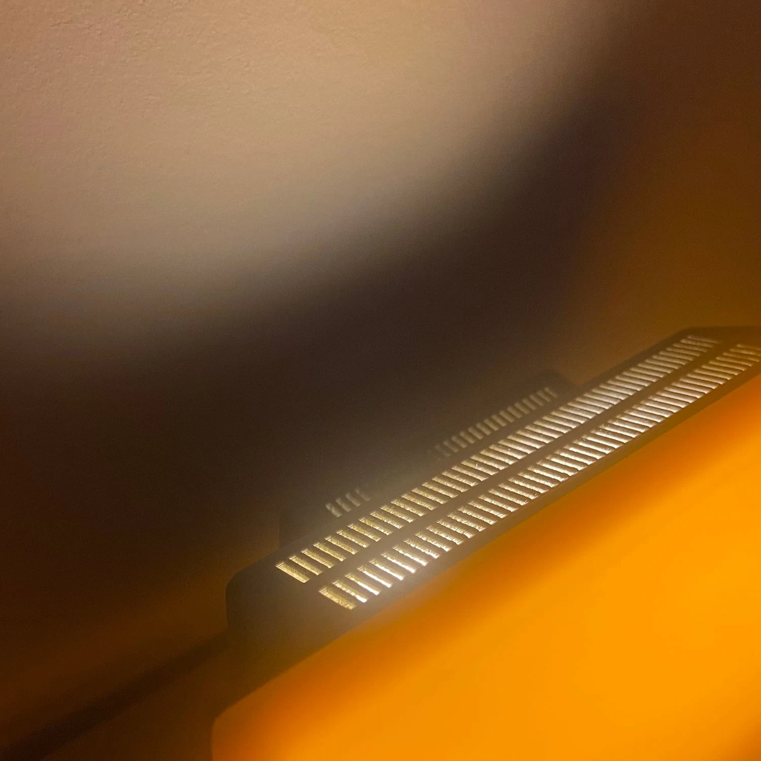 Rejillas que dejan escapar la luz, como en las teles de tubo